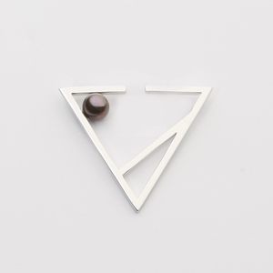 Kenza 三角造型珍珠耳扣 / 單支