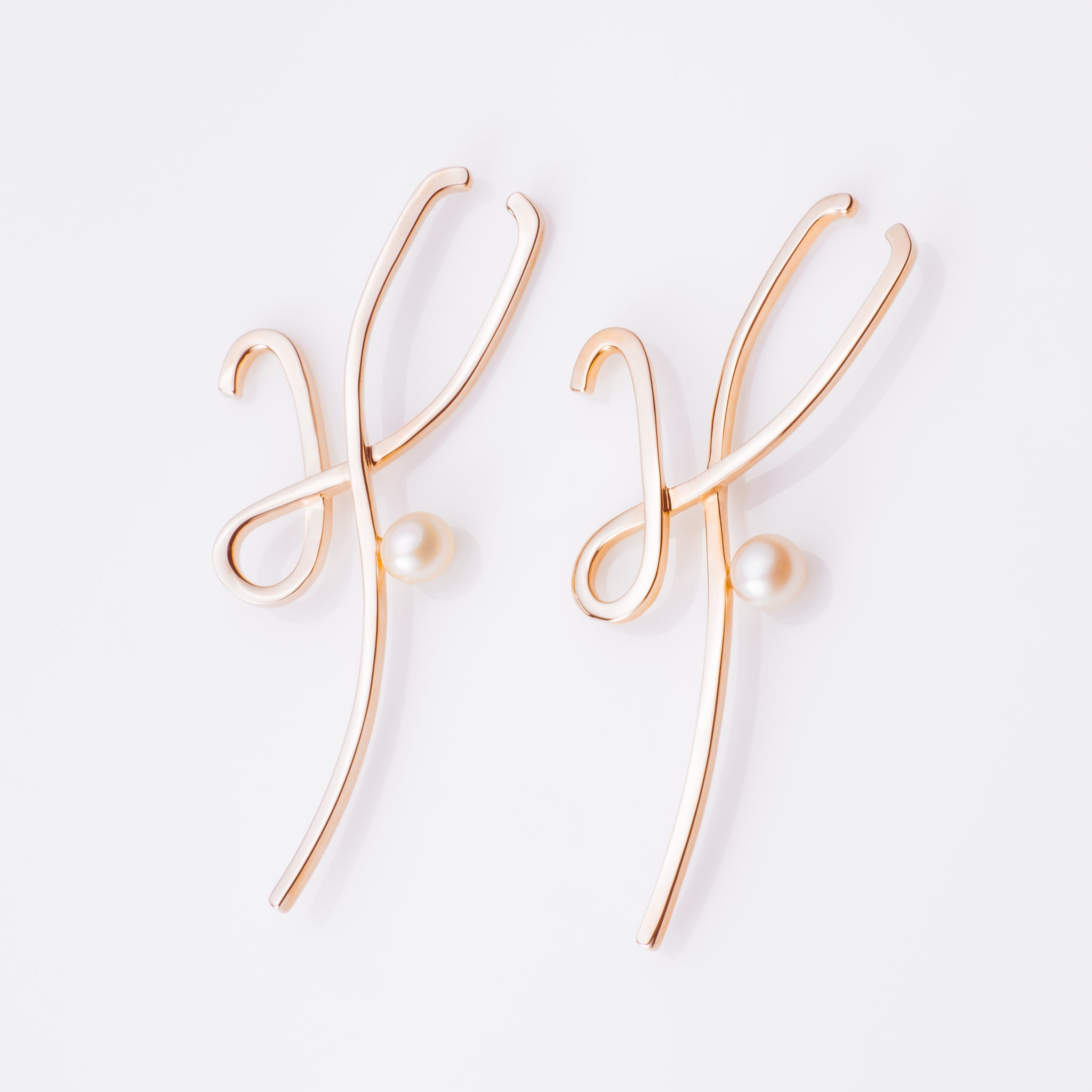 Gia 流線造型珍珠耳扣 / 一對