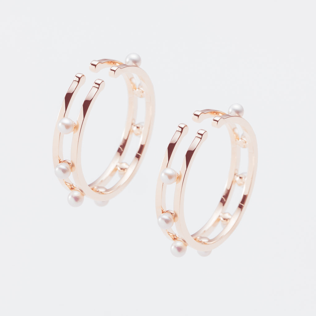 Odette 鏤空珍珠排列耳扣